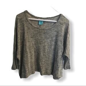 Happening in the present 3/4 gray top M